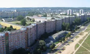 Widok z lotu ptaka na Falowiec w Gdańsku, pokazujący jego imponującą długość i rozciągający się wzdłuż ulicy i terenów zielonych.