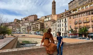 Madre e hijo disfrutan de las vistas de Tarazona, con su imponente torre mudéjar. ¡Mucho que ver en Tarazona!