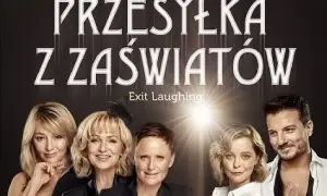 Pięć osób uśmiecha się do kamery. Nad nimi napis "Przesyłka z zaświatów".