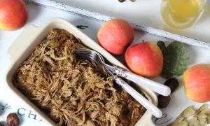 Pyszna szarpana wieprzowina, idealna do domowego obiadu. Ten przepis na szarpaną wieprzowinę z jabłkami zachwyci każdego!