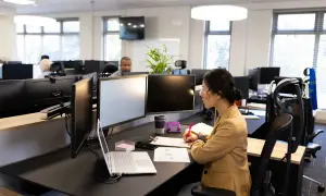 Bureau moderne avec postes de travail. La surface minimum du bureau respecte le code du travail, offrant espace et confort.
