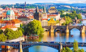 Vacker vy över Prag med Karlsbron och floden Moldau. En perfekt prag temperatur för att njuta av stadens arkitektur och livliga atmosfär.