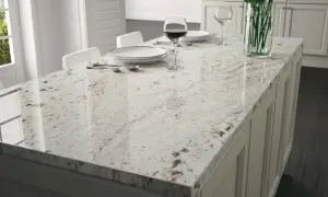 Encimera de cocina de granito pulido, lista para sellar y proteger. Perfecta para un hogar moderno.