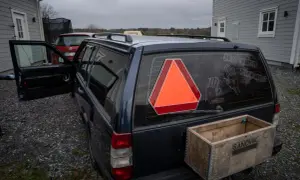 En EPA-traktor med en varningstriangel på bakrutan. Frågan "Do you want to play a game?" är klottrad på rutan.