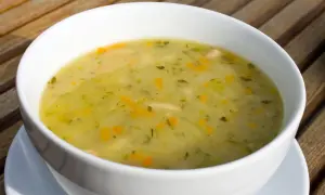 Z czym zupa ogórkowa? Odkryj najlepsze dodatki i smaki