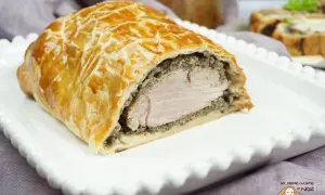 Un délicieux filet mignon en croûte, doré et croustillant, prêt à être dégusté.