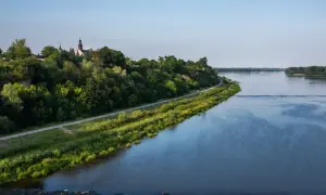 Wyspa z kościołem i zielenią nad rzeką, idealne miejsce na spacer. Wyszogród atrakcje czekają!