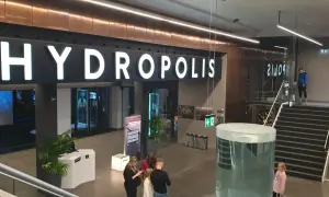 Besucher im Hydropolis Breslau, einem Zentrum für Wasserwissenschaften, bestaunen Ausstellungen.