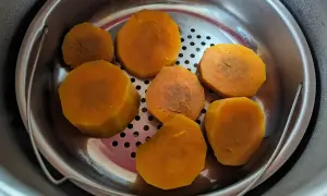 Morceaux de patates douces cuites à la vapeur dans un panier en métal, prêts pour une recette patate douce rapide.