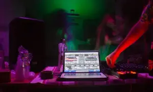 Ile bierze DJ Hazel za występ? Poznaj ceny i stawki na imprezy
