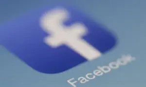Ikona Facebooka. Dowiedz się, jak wyłączyć dodawanie komentarzy na FB, aby mieć większą kontrolę nad swoimi postami.