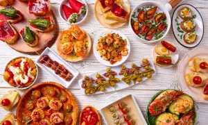 Mnóstwo pysznych tapas, czyli hiszpańskie jedzenie w najlepszym wydaniu: krewetki, małże, szynka, oliwki i wiele innych przysmaków.