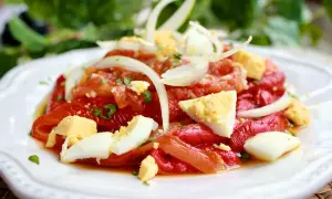 Zorongollo extremeño: pimientos asados, tomate, cebolla y huevo duro, un plato fresco y lleno de sabor.