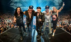 Die Scorpions, eine der bekanntesten Rockbands, jubeln vor einem begeisterten Publikum.