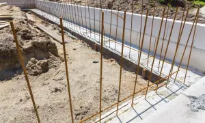 Budowa fundamentów: pionowe i poziome zbrojenie czeka na beton.