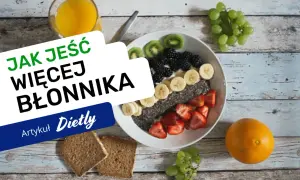 Jak jeść więcej błonnika? Pyszna owsianka z owocami i chlebem pełnoziarnistym to świetny sposób na zdrowy start dnia.