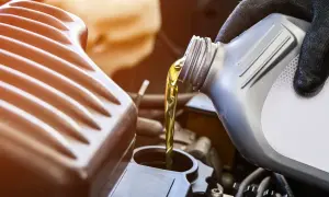 Motul czy Valvoline 5W30 - który olej zapewni lepszą ochronę silnika?