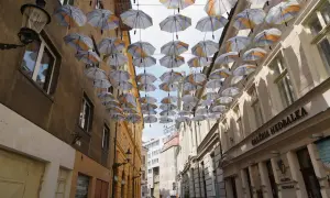 Bratislava: Hängende Regenschirme über einer Gasse mit Geschäften. Ein toller Anblick bei den vielen Dingen, die man in Bratislava unternehmen kann.
