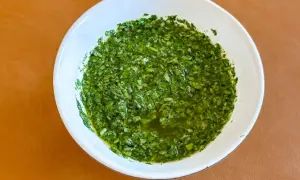 En skål med färsk, finhackad salsa verde, redo att förhöja vilken rätt som helst.