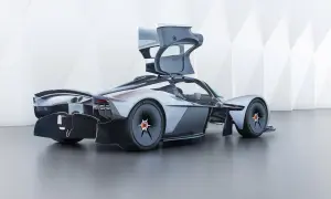 Aston Martin Valkyrie z otwartymi drzwiami, prezentujący futurystyczny design i aerodynamiczne linie.