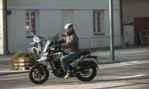 Mężczyzna w kasku jedzie na motocyklu Barton, który wygląda jak największy motocykl 125.