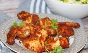 Krispiga kycklingklubbor i airfryer, kryddade och serverade med färsk koriander. Enkel och god middag!