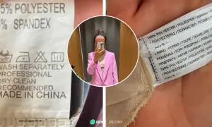 Metka z informacją o składzie: 95% poliester, 5% spandex. Obok metka z napisem "100% POLYESTER". Kobieta w różowej marynarce.