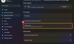 Gdy laptop gubi WiFi, w Ustawieniach sieciowych wybierz "Resetowanie sieci", aby przywrócić ustawienia fabryczne adapterów.