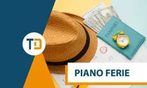 Cappello di paglia, passaporto, soldi e calendario con la scritta "PIANO FERIE". Tutto pronto per la comunicazione delle ferie.