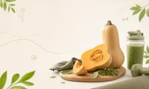 Dynia piżmowa, zielony koktajl, hantle i mata do jogi na jasnym tle.
