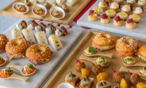 Un apéritif dinatoire d'été : mini-bagels, toasts, brochettes et verrines colorées, un régal pour les yeux et les papilles.