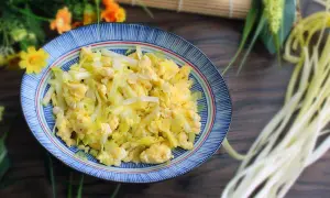 Un plat de chou sauté aux œufs brouillés, une idée simple pour savoir que faire avec des blancs d'œufs.