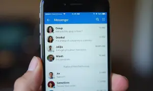 Jak usunąć grupę na Messengerze? Ekran telefonu z listą rozmów, w tym z grupą "Group".