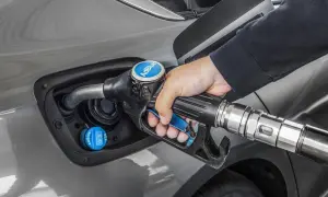Persona repostando AdBlue en su coche. Averigua cuanto AdBlue consume un coche para optimizar tu viaje.