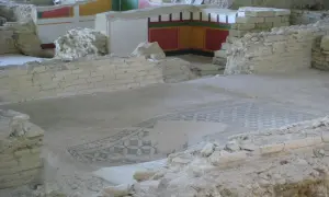 Resti archeologici a Castelleone di Suasa con un antico mosaico sul pavimento e affreschi colorati sulle pareti.