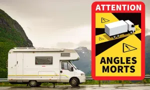 Panneau "Angles Morts" signalant la réglementation pour les poids lourds, avec un camping-car garé à proximité.