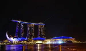 Nocny pokaz świateł w Singapurze. Marina Bay Sands lśni w blasku neonów, a fontanny tańczą w rytm muzyki. Obowiązkowy punkt na liście "Singapur co zobaczyć".