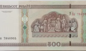 Białoruski rubel o nominale 500. Na banknocie widnieje grupa postaci symbolizujących różne dziedziny życia, a także numer seryjny Ca 7840905.