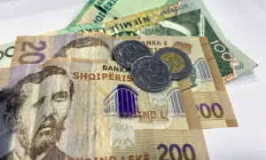 Albania waluta: banknoty 200, 1000 lekë i monety 50, 10 lekë.