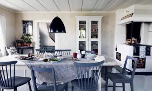 Inspirerande dekoration för matbordet med en dukning för frukost. Mörka stolar och en vit skänk.