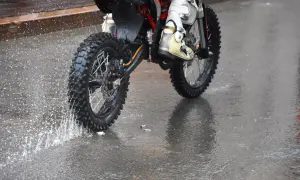 Niezwykła jazda motocyklem w deszczu. Błoto i woda rozpryskują się spod kół, tworząc widowiskowy pokaz.