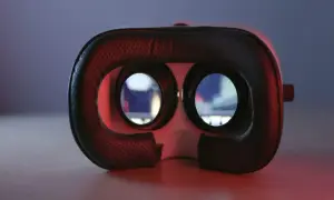 Gogle VR, które oferują niesamowite widzenie przestrzenne, leżą na stole.