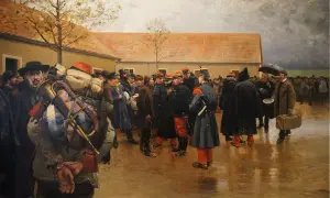 Un soldat français de 1870, chargé d'instruments de musique, attend avec d'autres militaires et civils dans une cour boueuse.
