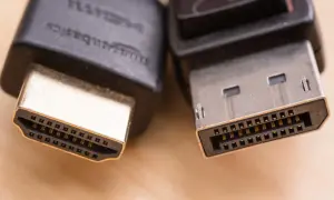 Zbliżenie na wtyczki HDMI i DisplayPort, pokazujące różnice w ich budowie.