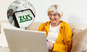 Uśmiechnięta starsza pani sprawdza na laptopie, ile wynosi dodatek pielęgnacyjny po 75 roku życia w 2026. W tle widać pieniądze i logo ZUS.