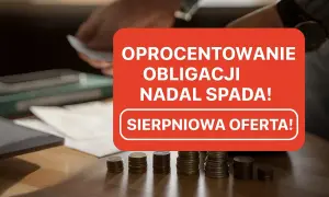 Czerwona plansza z napisem "Oprocentowanie obligacji nadal spada! Sierpniowa oferta!" na tle stosów monet i dokumentów.
