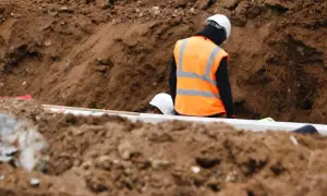 Na jaką głębokość zakopać kabel elektryczny, aby uniknąć problemów?