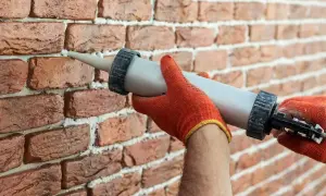 Czym fugować cegłę, aby uzyskać trwały i estetyczny efekt?