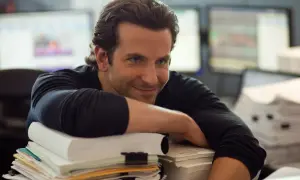 Bradley Cooper, zanim stał się sławny, pracował w biurze, otoczony stertami dokumentów.