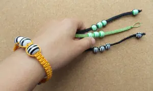 Bransoletka ze sznurka z koralikami. Jak zrobić węzeł przesuwny do bransoletki? Proste DIY.